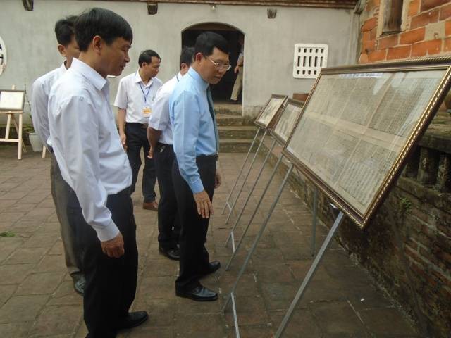 
Ông Lê Ánh Dương – Phó Chủ tịch UBND tỉnh Bắc Giang bên những văn tử cổ của chùa Bổ Đà
