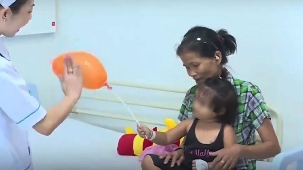 Bé gái may mắn không gặp nguy hiểm khi uống nhầm hóa chất tẩy rửa móng tay.