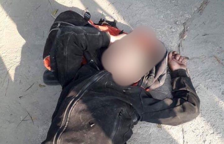 Nam thanh niên nằm gục ven đường. Ảnh: Bạn đọc cung cấp