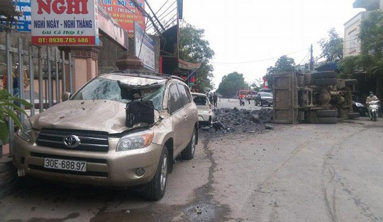 
Tuy nhi&ecirc;n, c&uacute; b&eacute; l&aacute;i gấp đ&atilde; khiến xe tải va chạm với 2 chiếc &ocirc; t&ocirc; Kia v&agrave; Toyota đang đỗ b&ecirc;n đường v&agrave; lật nghi&ecirc;ng
