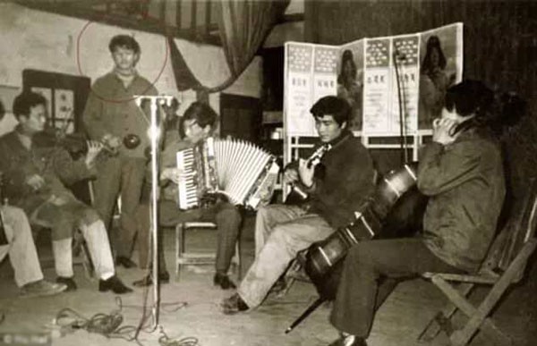 &Ocirc;ng Hu (khoanh tr&ograve;n) tham gia ban nhạc thời trẻ.