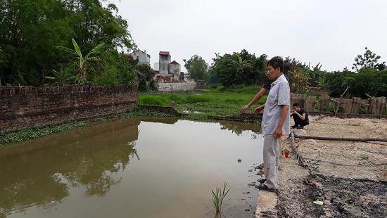 
Hiện trường hố nước nơi 2 em học sinh trường THCS La Phù chết đuối thương tâm (ảnh P.Sỹ).

 
