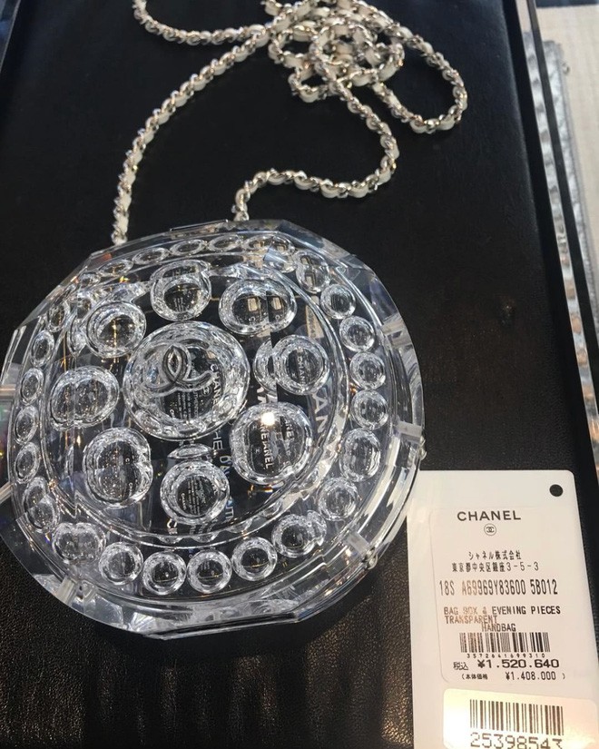 Bên cạnh đồng hồ tiền tỉ thì túi xách, ví cầm tay đắt đỏ cũng là đam mê bất tận của nàng hậu này. Mới đây, thiên hạ được một phen sửng sốt khi Hoa hậu có chiều cao khủng ung dung đi mua một chiếc túi trong suốt mô phỏng hộp bánh mứt kẹo ngày Tết. Nhưng điều bất ngờ hơn nữa: siêu phẩm hộp bánh mứt kẹo có giá hơn 1,5 triệu Yên, tương đương 300 triệu VNĐ. Chính xác thì chiếc túi hộp trong suốt này đến từ nhà mốt Chanel, thương hiệu cao cấp nổi tiếng bán những thứ có giá trên trời.