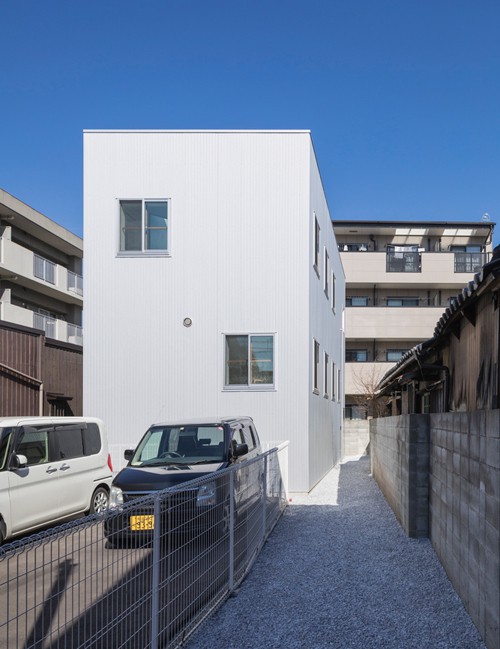 Ngôi nhà ở Osaka (Nhật) có vẻ ngoài khá đơn giản nhưng bên trong lại có thiết kế sáng tạo đáp ứng sở thích khá lạ của gia đình.