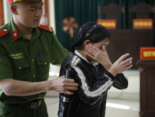 
Bà Thanh òa khóc khi được dẫn lên xe thùng về nơi giam giữ. Ảnh: Nguyễn Hải.
