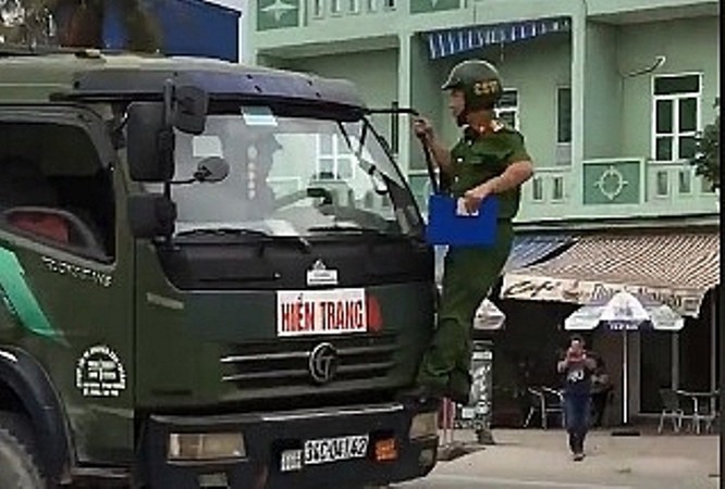 Ninh Hòa  Công an thị xã Ninh Hòa tổng trấn áp phương tiện đi lại giao thông vận tải  nhằm mục đích ổn định lăm le tình hình trật tự động an toàn và đáng tin cậy giao thông vận tải đáp ứng đại hội đảng