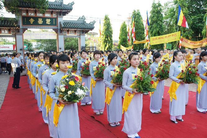 
Các phật tử dâng hoa. Ảnh minh họa.
