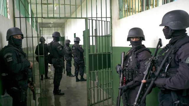 Cảnh sát đặc nhiệm Brazil trong một lần kiểm tra phòng giam