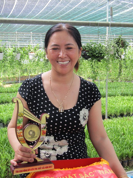 Chị Nguyễn Thị Nga được UBND tỉnh công nhận, tôn vinh nông dân Bến Tre xuất sắc năm 2017.