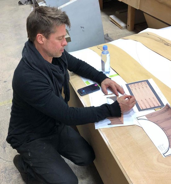 Hình ảnh của Brad bên bản vẽ chiếc bàn gỗ mun tại xưởng gỗ vào tháng 12/2017. Nguồn tin chia sẻ trên RadarOnline, công việc này mang đến cho Brad niềm vui và sự say mê, giúp anh vơi đi nỗi buồn hôn nhân tan vỡ.