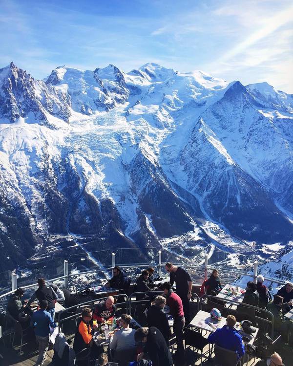 Nhà hàng Le Panoramic phục vụ các bàn ăn ngoài trời, góc nhìn 360 độ để thực khách ngắm vùng núi Mont Blanc (Pháp). Nhà hàng có độ cao trên 2.700m, chủ yếu thu hút khách du lịch. Ngoài cảnh sắc, nơi đây còn nổi tiếng bởi món pate gan ngỗng.