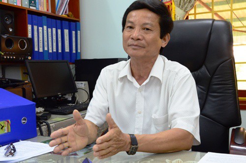 Ông Trương Quang Dũng - Trưởng phòng giáo dục huyện Tư Nghĩa trao đổi với báo chí. Ảnh: Phạm Linh.