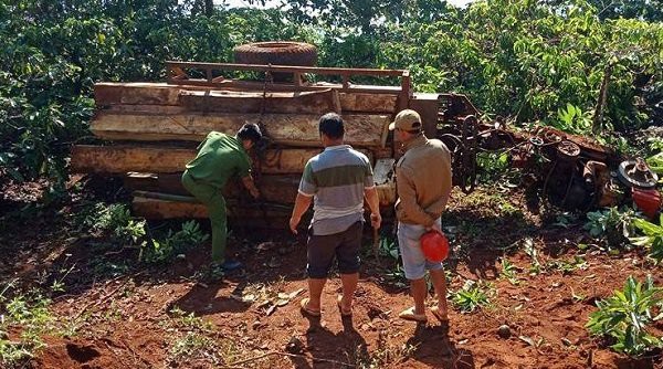 Hiện trường xe cày chở gỗ bị lật đè 3 người thương vong