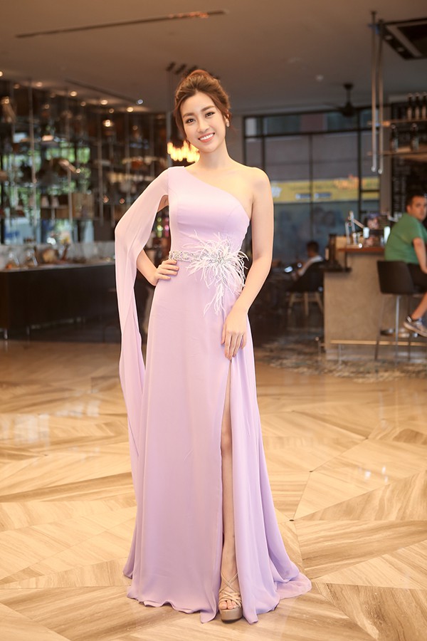 Hoa hậu Việt Nam 2016 Đỗ Mỹ Linh khoe vai trần tại sự kiện.