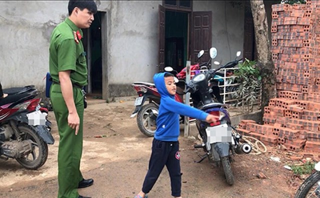 
Trong lúc 4 đứa trẻ đang chơi đùa thì bị đối tượng lạ mặt xông vào nhà chém cháu H.A (8 tuổi). Quá hoảng sợ, các cháu chạy ra ngoài gọi người lớn cứu giúp nhưng không kịp. Ảnh: PV
