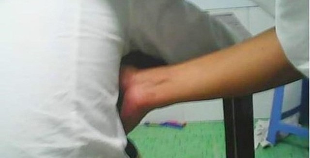 
Một thầy giáo vừa bị tạm giữ vì bị nhiều phụ huynh tố có hành vi dâm ô với 9 học sinh lớp (ảnh minh họa)
