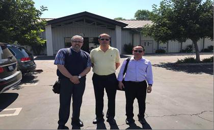 
Hiệu trưởng Larry Frazier (bên trái), Chủ tịch Philip Nguyễn Sieng (bên phải) chụp tại khuôn viên Trường GWIS tại bang California (ảnh: GWIS cung cấp)
