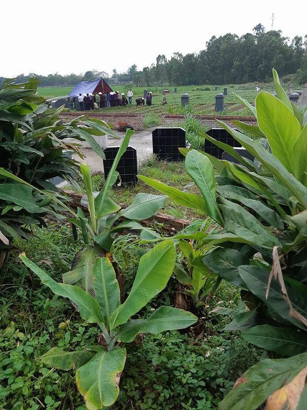 
Nơi cháu A. yên nghỉ nhìn từ xa. Ảnh: Khampha.vn
