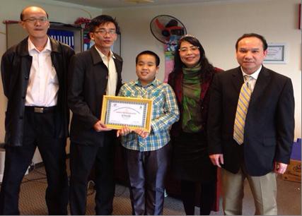 
Chủ tịch trường GWIS Philip Nguyễn trao giấy chứng nhận hoàn thành chương trình lớp 8 cho Thần đồng Đỗ Nhật Nam (ảnh: GWIS cung cấp)
