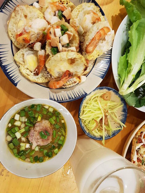 B&aacute;nh căn l&agrave; m&oacute;n chủ đạo, thực kh&aacute;ch c&oacute; thể chọn loại t&ocirc;m trứng, hoặc chỉ t&ocirc;m hoặc chỉ trứng hay loại đặc biệt với mức gi&aacute; từ 25.000 đồng đến 55.000 đồng một đĩa.