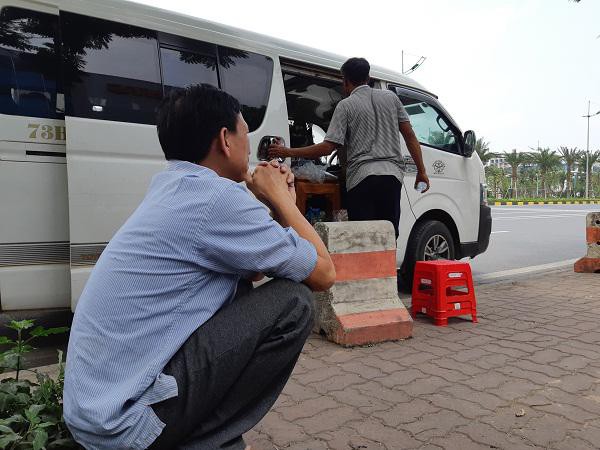 Ông Phạm Văn Phương trong lúc chờ đợi đón con gái. Ảnh: LP