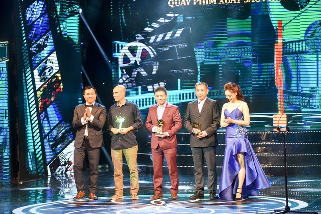 Đạo diễn Lưu Trọng Ninh (thứ 2 từ trái sang) nhận giải Cánh diều vàng.