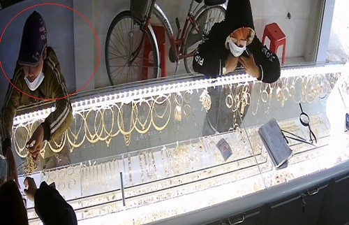 Yến (khoanh tròn đỏ) bị camera tiệm vàng  ghi lại lúc trộm vàng. Ảnh: Cắt từ camera. 
