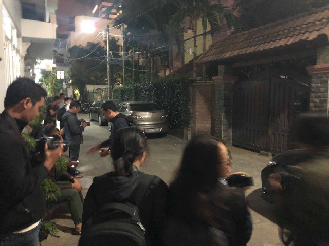 Người dân và phóng viên báo, đài theo dõi thông tin ở khu vực nhà riêng của ông Trần Văn Minh tối 17/4