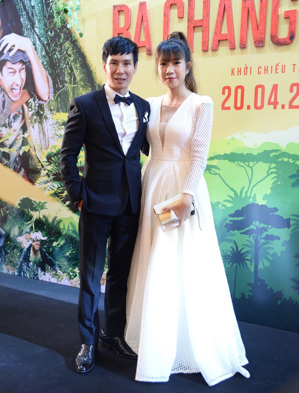 Gái 4 con Minh Hà mặc váy lộng lẫy dự buổi ra mắt phim Lật mặt 3: Ba chàng khuyết mà cô làm nhà sản xuất, chồng giữ vai trò đạo diễn.