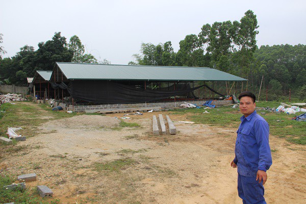 Anh Ngô Minh Hồng bên mô hình nuôi giun quế Nhật rộng 1.000 m2. Ảnh Vũ Bảo