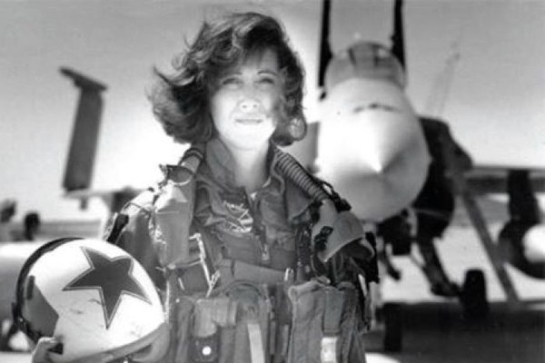 
Trước khi lái máy bay dân dụng, Tammie từng là sỹ quan lái máy bay chiến đấu của không lực Hoa kỳ.
