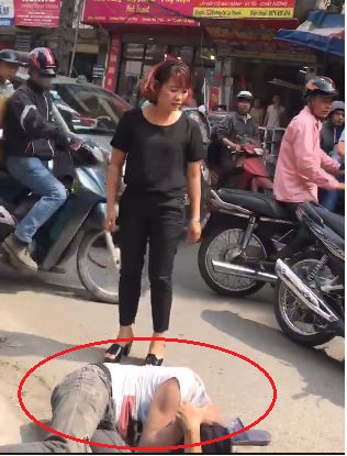 
Nạn nh&acirc;n bị đ&aacute;nh nằm gục giữa đường. Ảnh chụp m&agrave;n h&igrave;nh.
