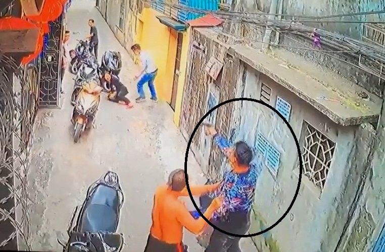 Đối tượng mặc áo hoa nổ súng khiến bà Hà bị thương. Ảnh: Cắt từ clip