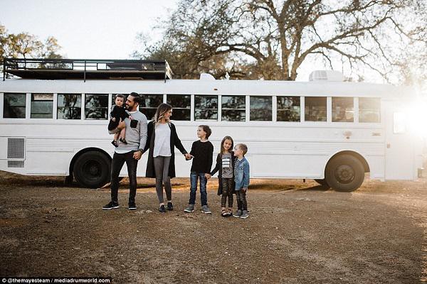 Chiếc xe buýt cũ cải tạo thành nhà khang trang cho gia đình 6 người ở.