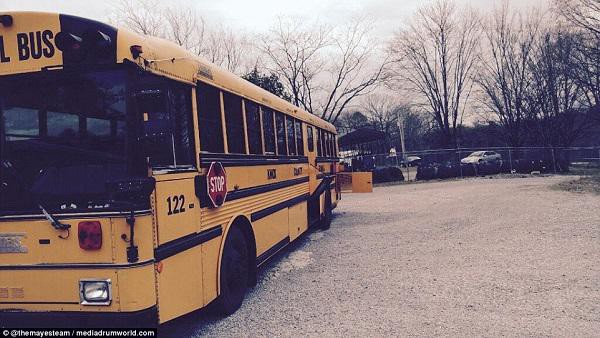 Chiếc xe buýt trường học cũ khi Debbie và Gabriel mới mua về với giá gần 1 tỷ đồng.