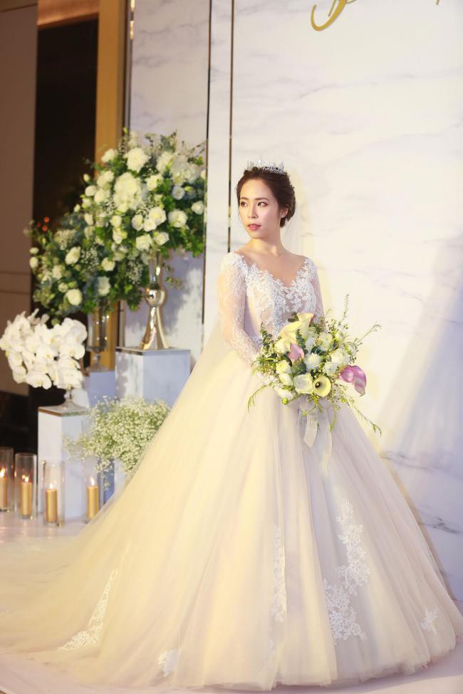 Vợ MC Đức Bảo - BTV Phương Thảo xinh đẹp như nàng công chúa. Cô hiện tại đang giữ vị trí BTV Thời sự Quốc tế của kênh Truyền hình Quốc hội.