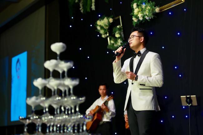 Đúng 19h, hôn lễ chính thức diễn ra với phần biểu diễn ca khúc Ánh nắng của anh do chính chú rể - MC Đức Bảo thể hiện. Nam MC cho biết, đây là ca khúc bà xã rất thích nên anh đặc biệt thể hiện để dành tặng vợ trong ngày đặc biệt này.