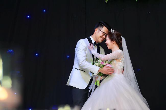 Tuy nhiên sau đó, BTV Phương Thảo đã ngượng ngùng đẩy nhẹ MC Đức Bảo