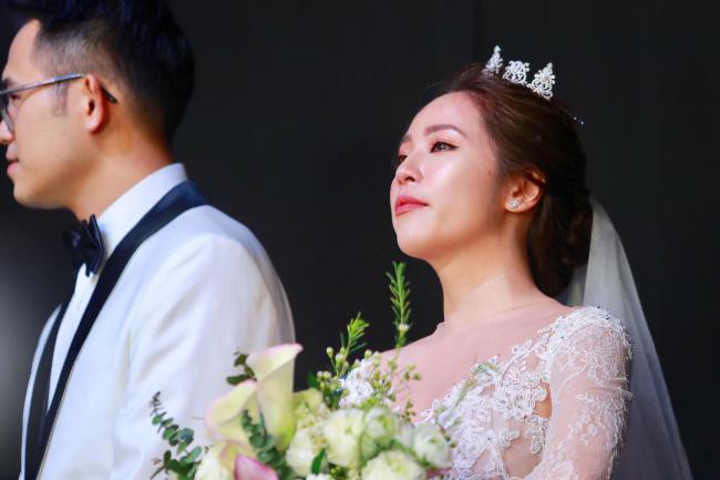 BTV Phương Thảo không giấu được xúc động, rơi nước mắt trong ngày trọng đại.