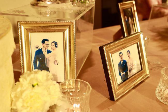 Bộ ảnh cưới được vợ chồng MC Đức Bảo để trong những chiếc khung nhỏ, trang trí tại sảnh cưới.