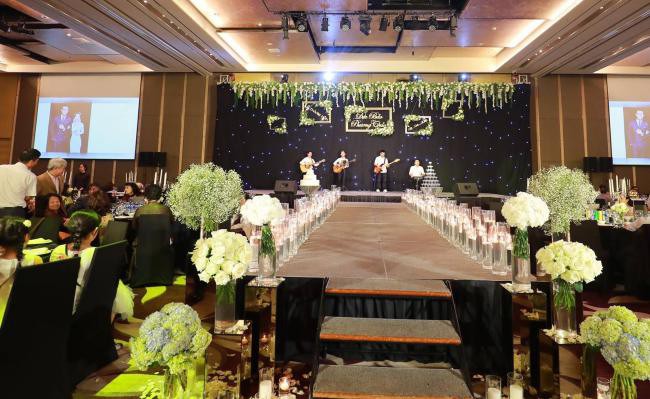 Lễ đường - nơi chứng kiến khoảng khắc trọng đại của cặp vợ chồng trẻ được trang trí ngập nến và hoa cùng dàn nhạc sống để tạo cảm giác gần gũi.