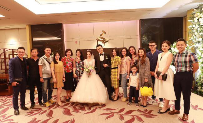 Đến chung vui cùng vợ chồng MC Đức Bảo trong ngày trọng đại này là sự góp mặt của rất nhiều MC, BTV của Đài truyền hình Việt Nam và một số nghệ sĩ thân thiết.