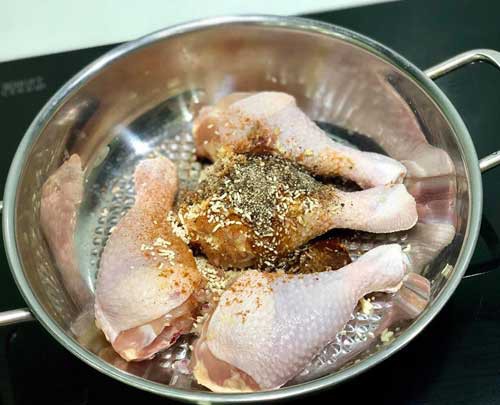 - Gà rô ti: Đùi gà rửa sạch để ráo, ướp hành tỏi xay, nước tương, dầu hào, hạt nêm, ngũ vị hương, xíu tiêu, xíu đường, để một giờ. 