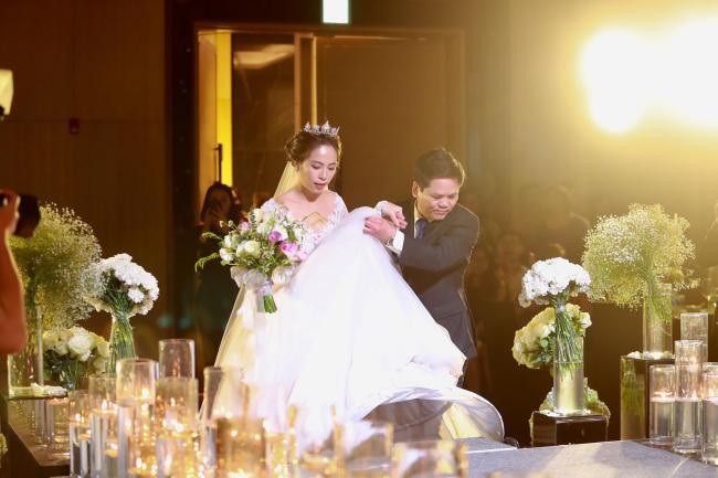 Cô dâu Phương Thảo được bố dắt tay bước vào lễ đường.