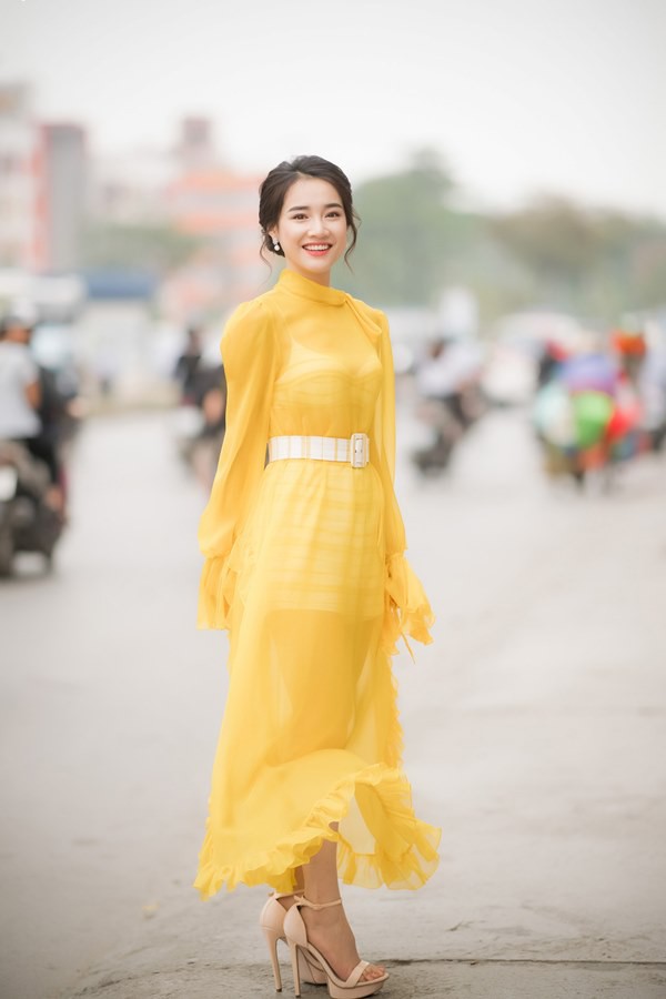 Thiết kế xuyên thấu lộ nội y của Nhã Phương đánh dấu sự chuyển biến lớn về phong cách thời trang.