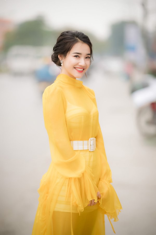 Cô tự tin thả dáng trước ống kính với sự gợi cảm ngày càng được thể hiện rõ nét.