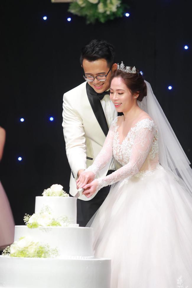 Đôi uyên ương cùng thực hiện các nghi lễ đám cưới