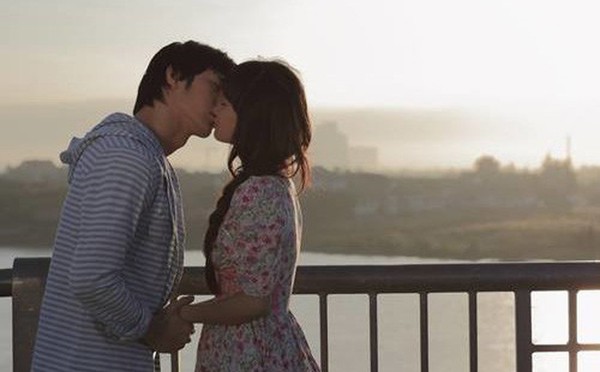 
Nụ hôn ngọt ngào của cặp đôi ở trong phim khiến fan phát sốt.

