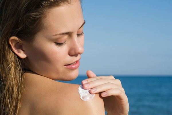  Sử dụng kem chống nắng bảo vệ da 