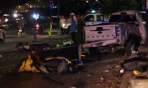 Ôtô bán tải tông hàng loạt xe máy ở trung tâm TP HCM, 2 người tử vong